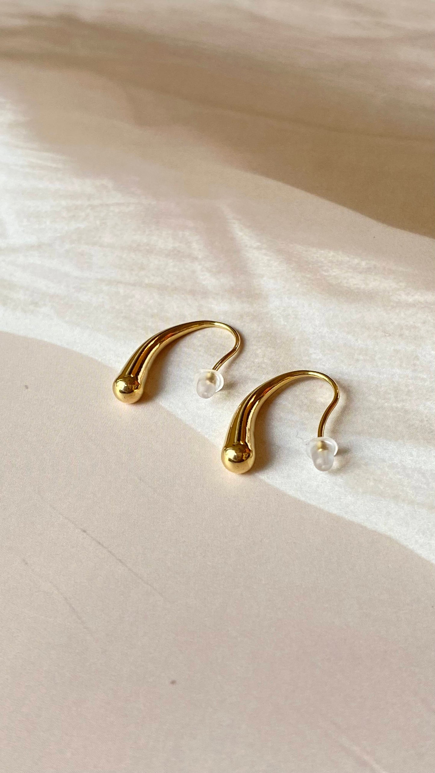 Dewdrop Curve Earrings