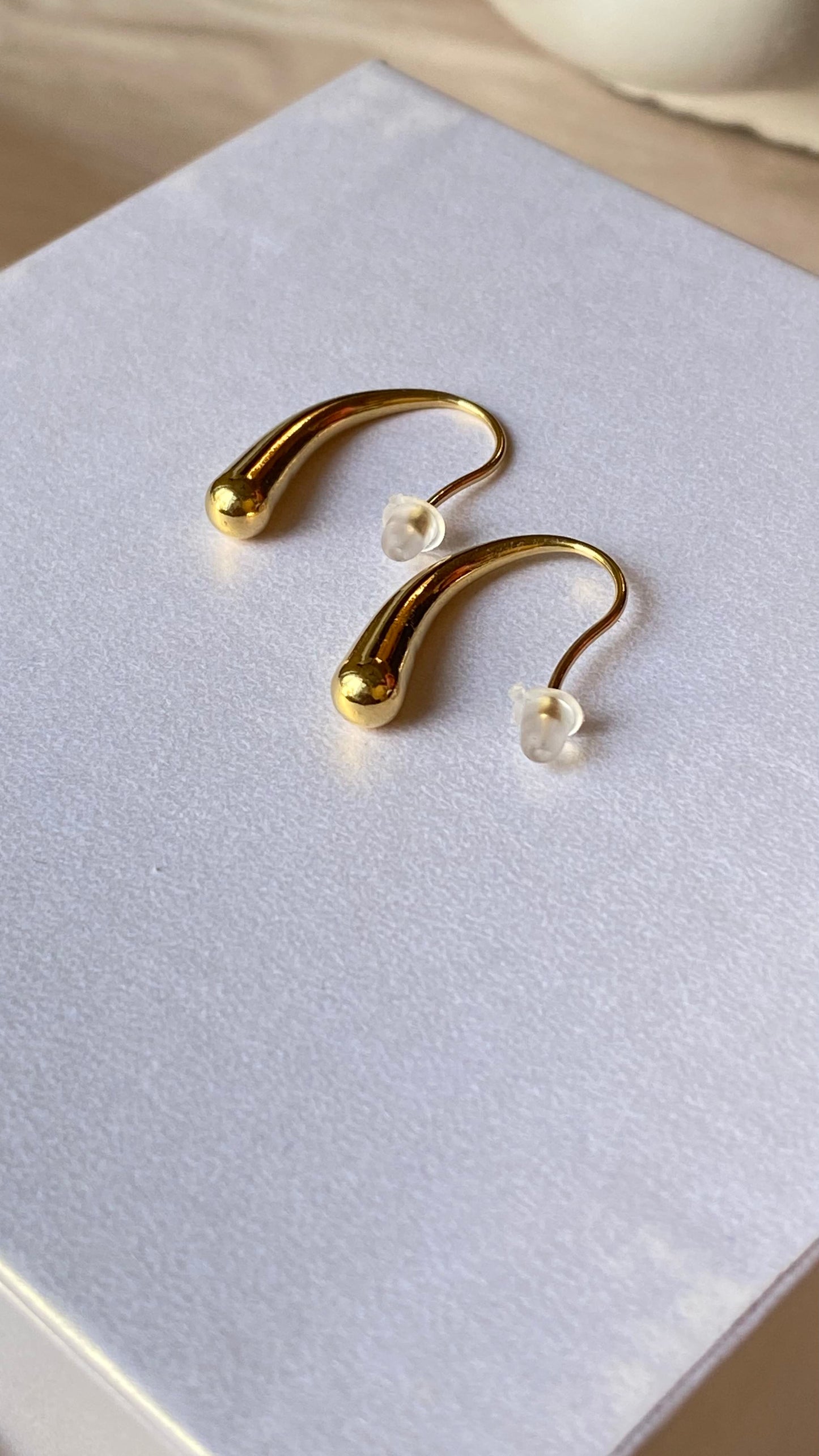Dewdrop Curve Earrings