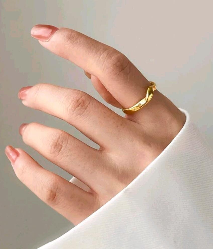 The 18K Gold-Plated Wave Ring
