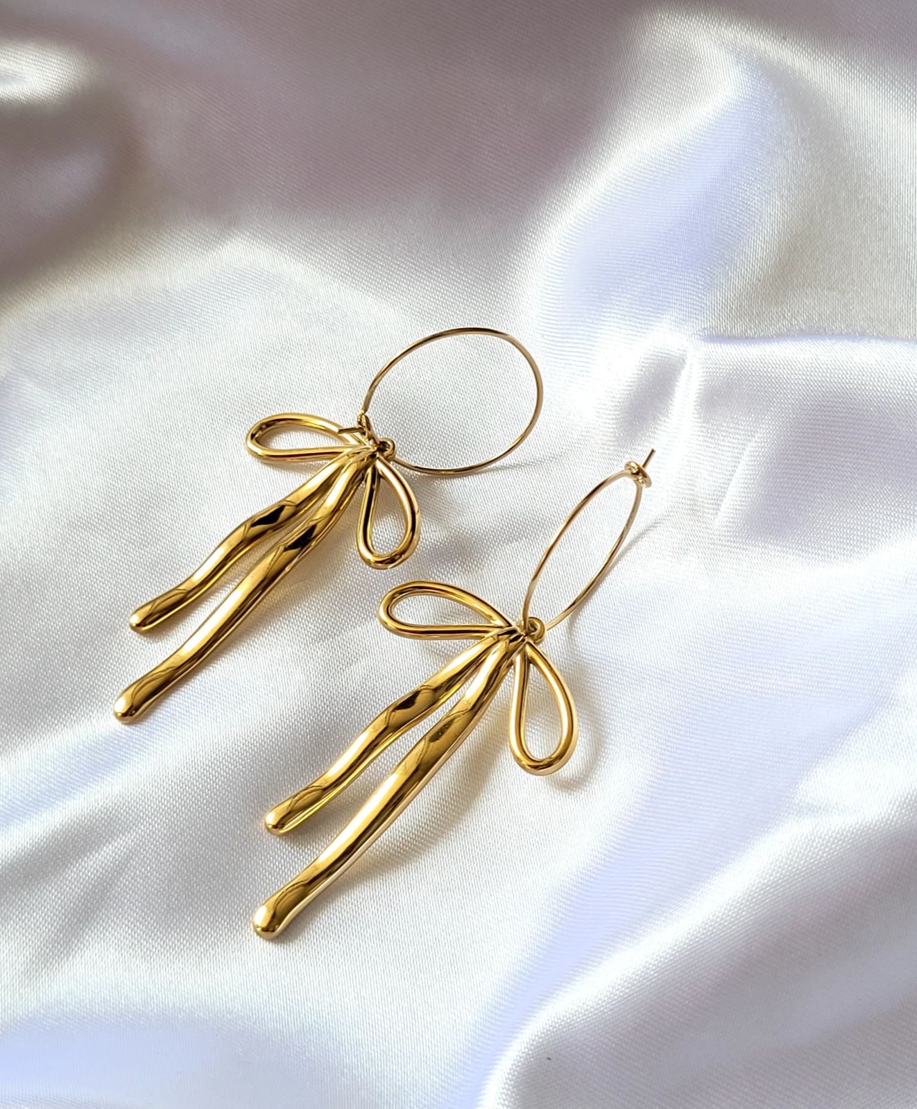 The Ribbon Flow Earrings – 18K Gold-Plated